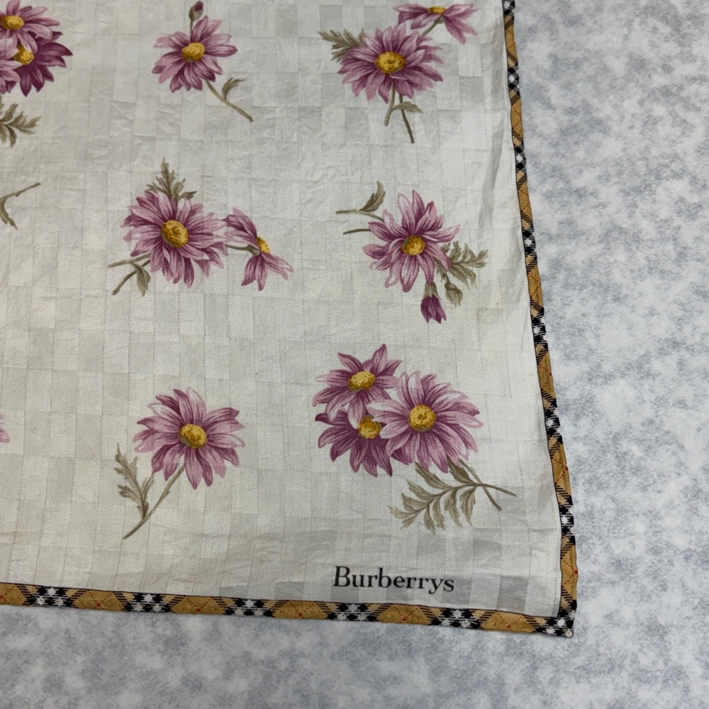 Burberry - Picture 10 of 17